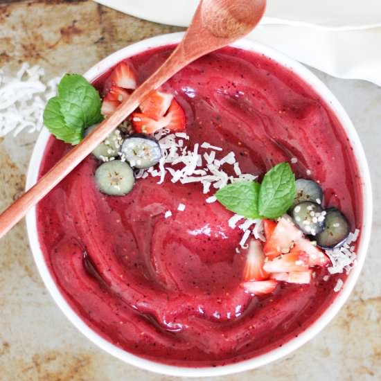Blueberry smoothie bowl - Recipe photo by Berrymaple