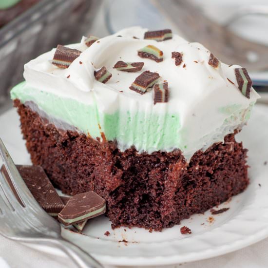 Mint Cream Pudding Poke Cake - Recipe photo by MamaGourmand