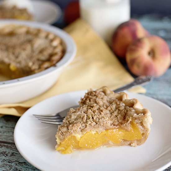 Peach Pie with Brown Sugar Crumble - Recipe photo by mommity