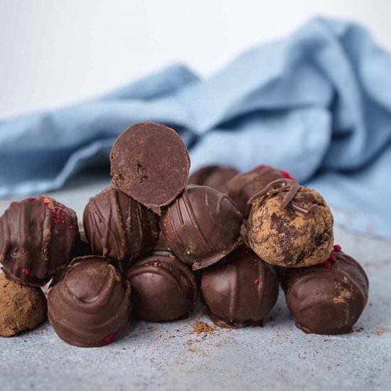 CAROB CACAO MACA TRUFFLES - Recipe photo by Vanillacrunnch