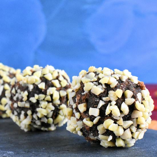 Chocolate Bliss Balls with Almond - Recipe photo by suncakemom