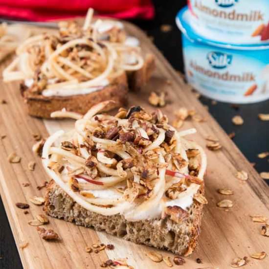 Vanilla Cinnamon Yogurt Toast - Recipe photo by Vegetarian Gastronomy