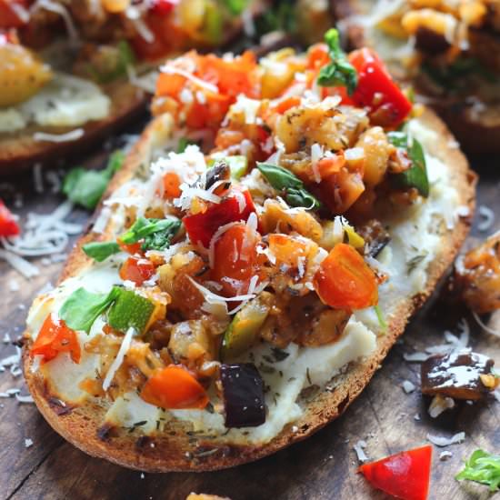 Toasts with ricotta and vegetables - Recipe photo by buszujacawkuchni