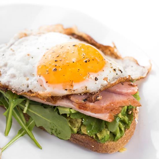 AVOCADO TOAST WITH EGG - Recipe photo by thelemonbowl