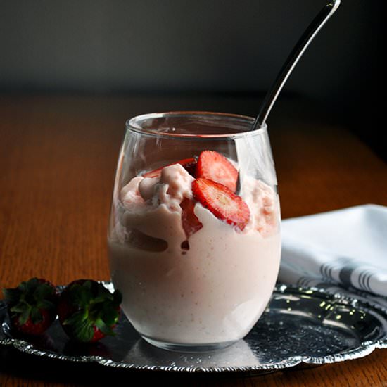 Strawberry Frozen Yogurt - Recipe photo by BatterandDough