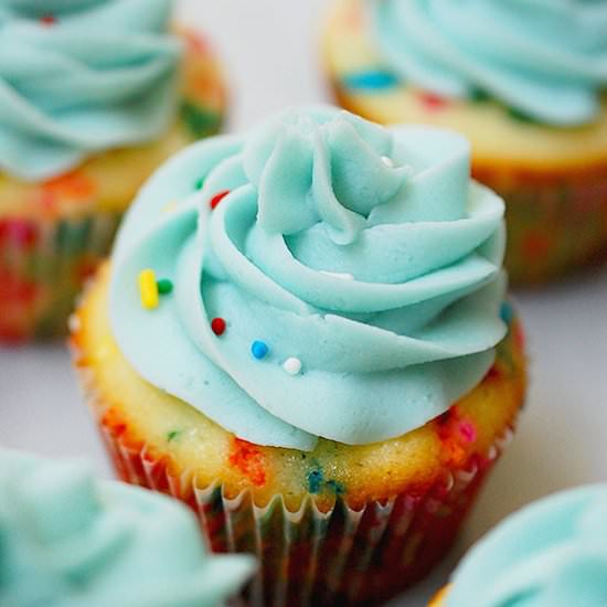 One bowl Funfetti cupcakes - Recipe photo by evabakes