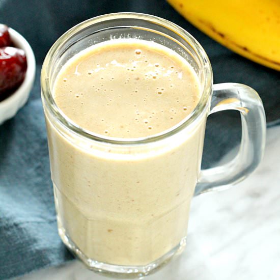 Banana, Date & Almond Smoothie - Recipe photo by ChocolateChillies