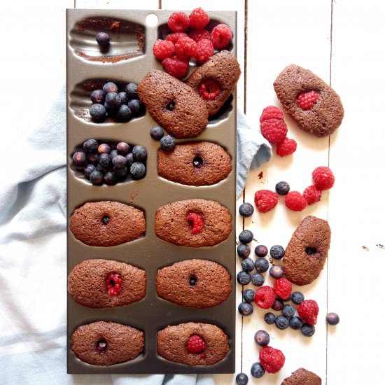 Chocolate Berries Madeleines - Recipe photo by silviamagda