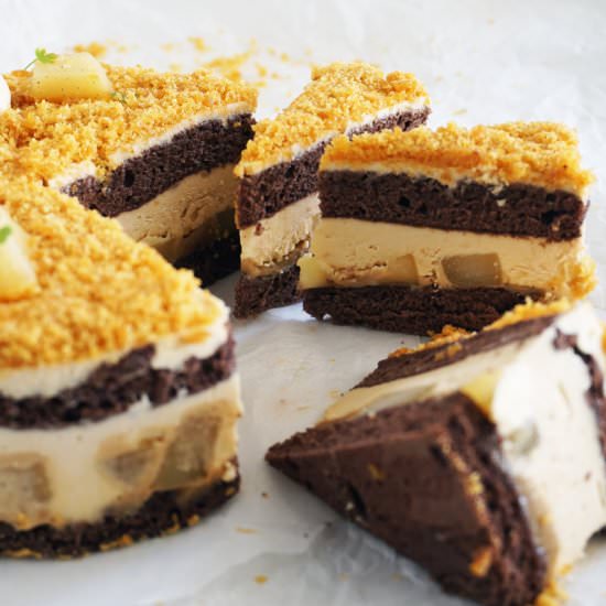pear caramel chocolate cake - Recipe photo by cakeletsanddoilies