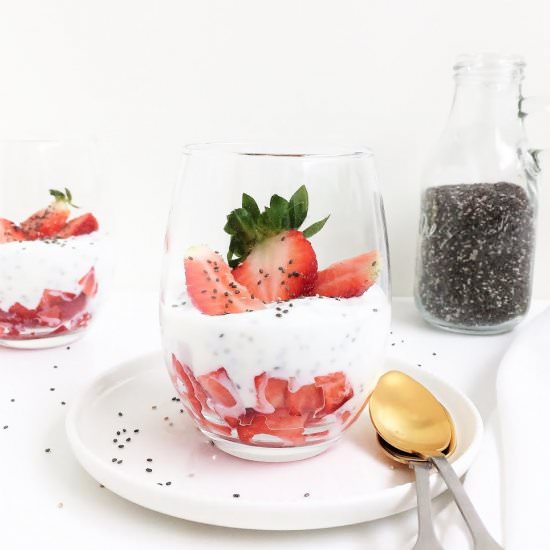 Greek yogurt with strawberries - Recipe photo by deandarporcasa