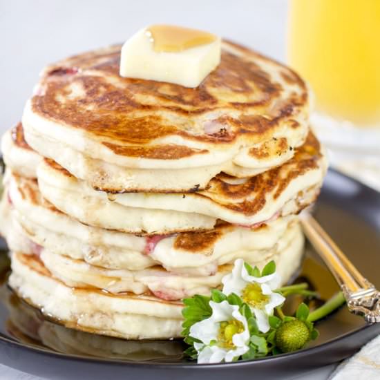 Fresh Strawberry Pancakes - Recipe photo by Damaris_Gore