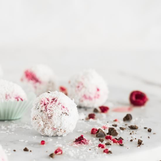 4 INGREDIENTS COCONUT RICOTTA BALLS - Recipe photo by healthylittlecravings