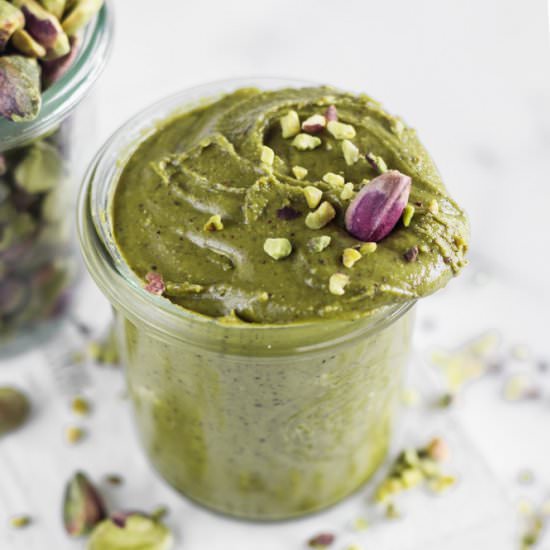 How to make NUT BUTTER - Recipe photo by healthylittlecravings