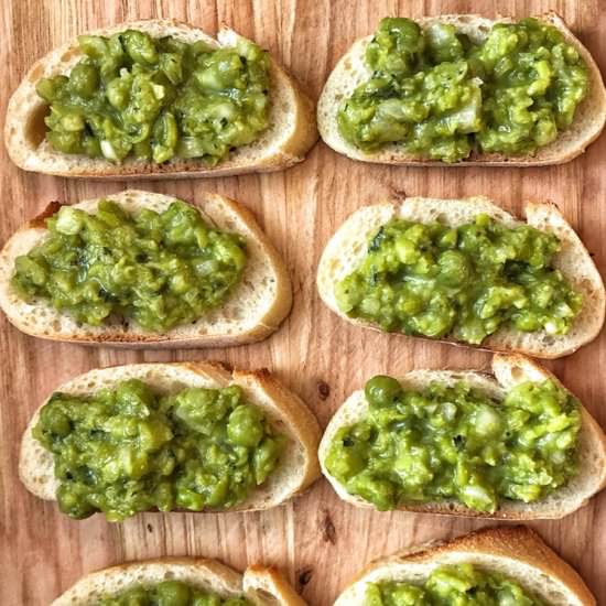 Pea Bruschetta - Recipe photo by The Tipsy Housewife