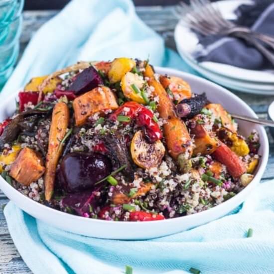 Simple Mediterranean Quinoa Salad - Recipe photo by thecookspyjamas