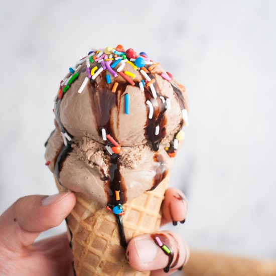 Creamy classic chocolate ice cream - Recipe photo by photosandfood