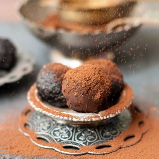 Healthy Chocolate Bliss Balls - Recipe photo by foodcow