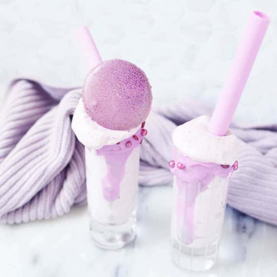 Raspberry Freakshake with Macaroons - Recipe photo by SimplyDesigning
