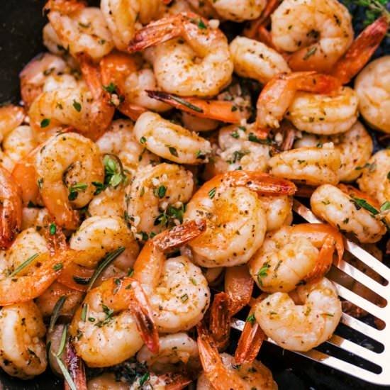GARLIC BUTTER SHRIMP - Recipe photo by The Food Cafe