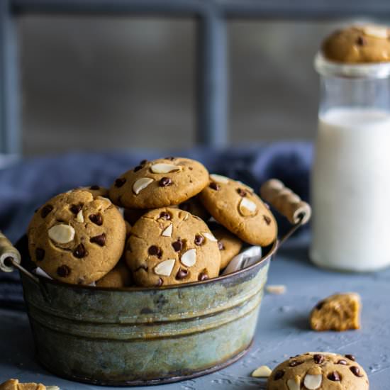 Chocolate chip and almonds cookies - Recipe photo by Abi Guna