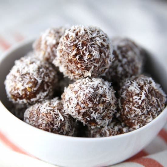 Coconut Cashew Date Balls - Recipe photo by Tastefulventure