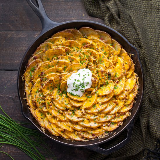 Bacon and Cheddar Loaded Potatoes - Recipe photo by Foodtasia
