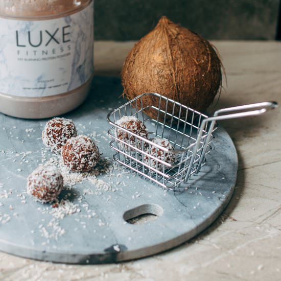 CHOCOLATE COCONUT PROTEIN BALLS - Recipe photo by luxefitness