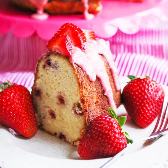 Strawberry Bundt Cake - Recipe photo by pipandebby