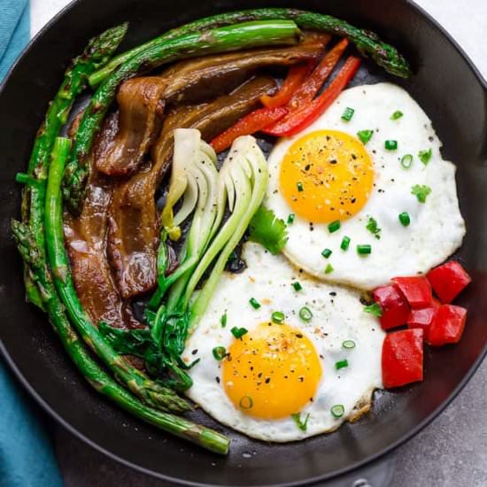 Keto Sunny-Side Up Eggs and Bacon - Recipe photo by LifemadeSweeter