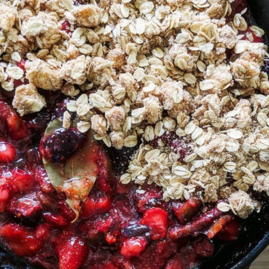 Fig-Strawberry Crisp with Bay - Recipe photo by hagoesch