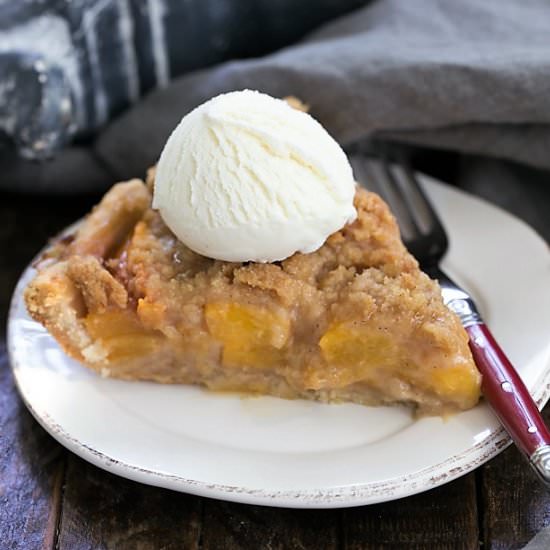 Easy Peach Crumb Pie - Recipe photo by thatskinnychickcanbake