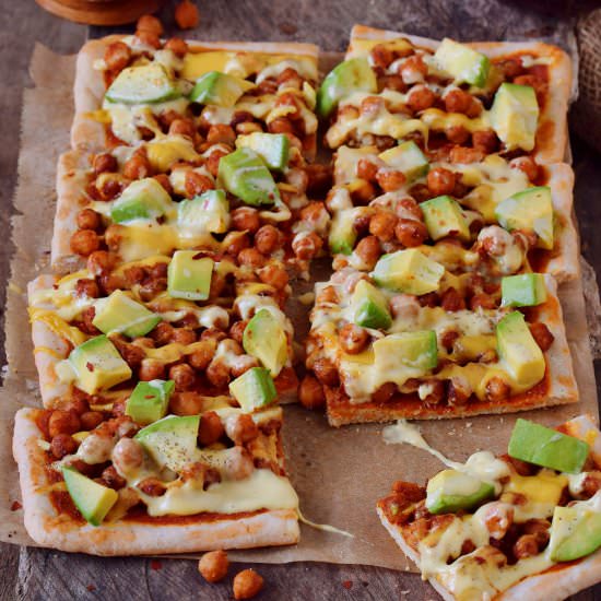 Avocado chickpea pizza - Recipe photo by elavegan