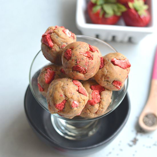 Chia Strawberry Shortcake Bites - Recipe photo by Skinny Fitalicious