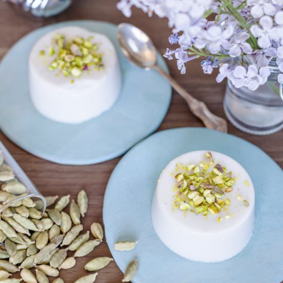 Vegan panna cotta with cardamom - Recipe photo by electricbluefood