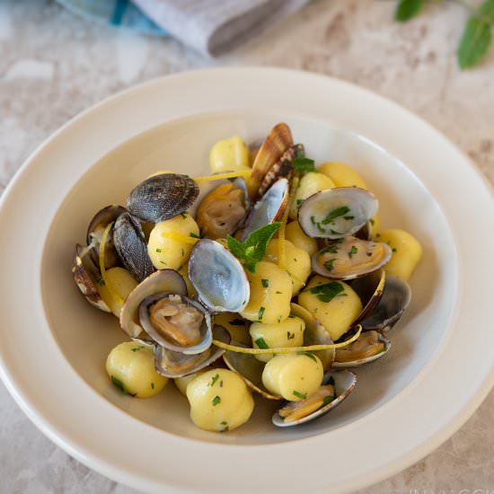 Gnocchi with clams, mint and lemon - Recipe photo by inviaggioincucina