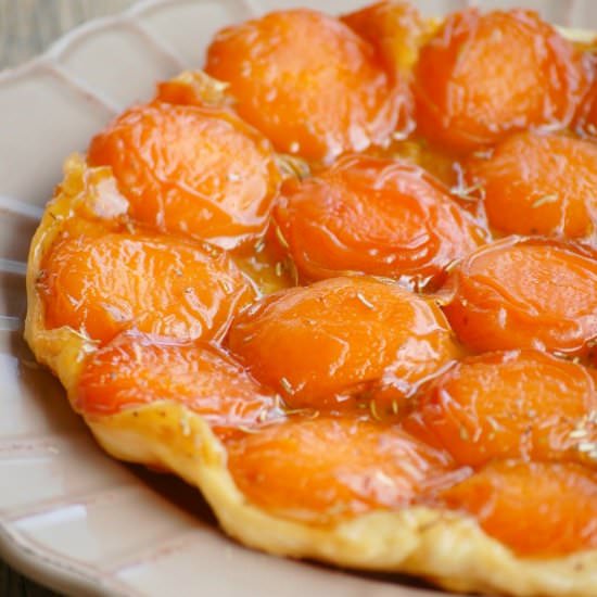 Apricot tatin with rosemary - Recipe photo by Onze Franse Keuken