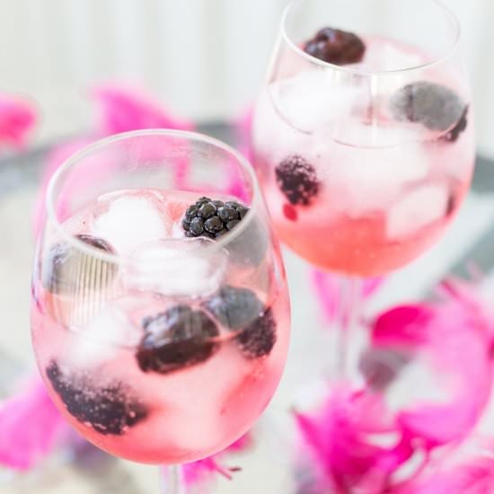 Blackberry gin and tonic - Recipe photo by electricbluefood