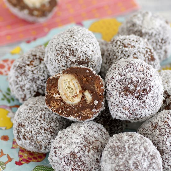 Nostalgic Chocolate Snowballs - Recipe photo by lilcookieblog