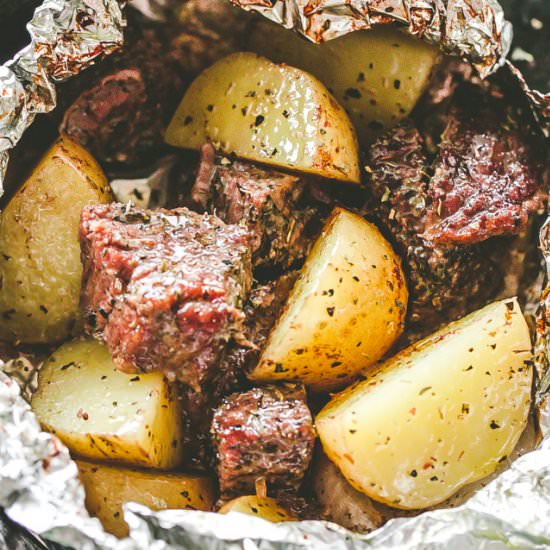Garlic Steak and Potato Foil Packs - Recipe photo by diethood