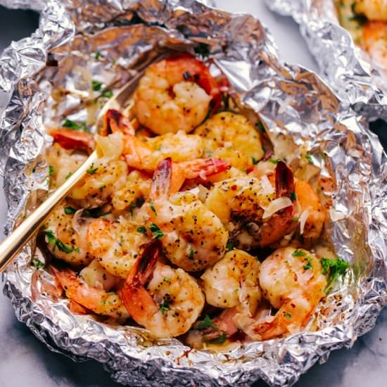 PARMESAN GARLIC BUTTER SHRIMP FOIL - Recipe photo by The Food Cafe