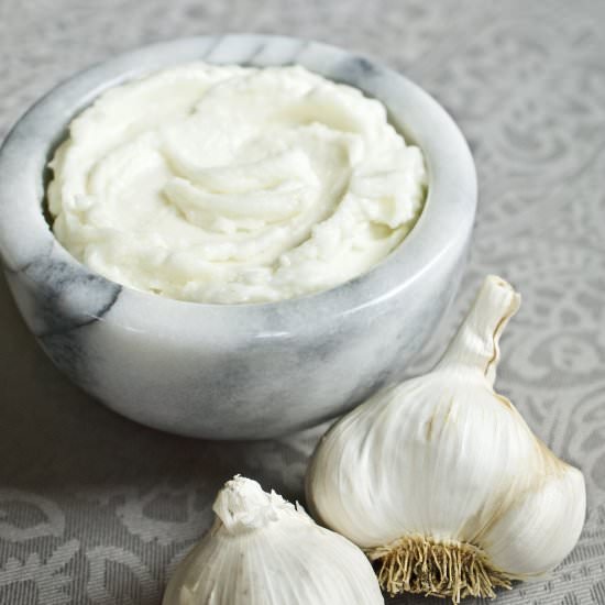 Lebanese Garlic Sauce: Toum - Recipe photo by yummynoisesblog