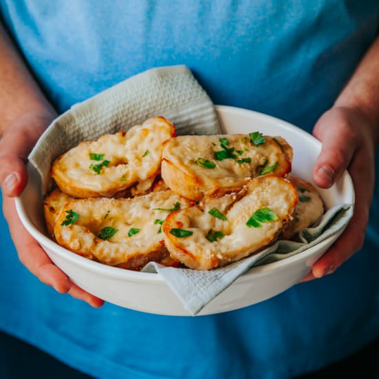 Spicy Three Cheese Garlic Bread - Recipe photo by ayokitchen