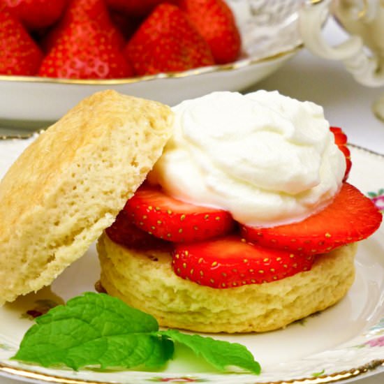 Scones with strawberries and cream - Recipe photo by Culinaire bagage