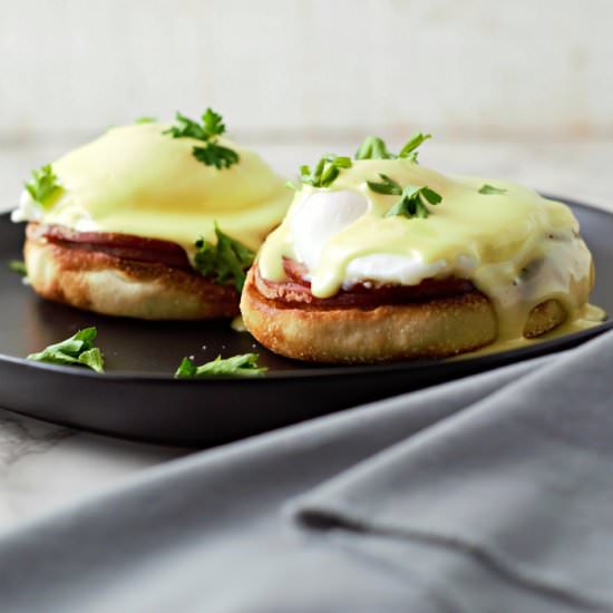 Easy Eggs Benedict - Recipe photo by ZonaCooks