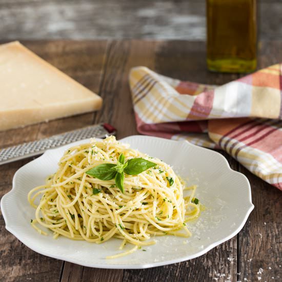 OLIVE OIL AND GARLIC SPAGHETTI - Recipe photo by muttandchops