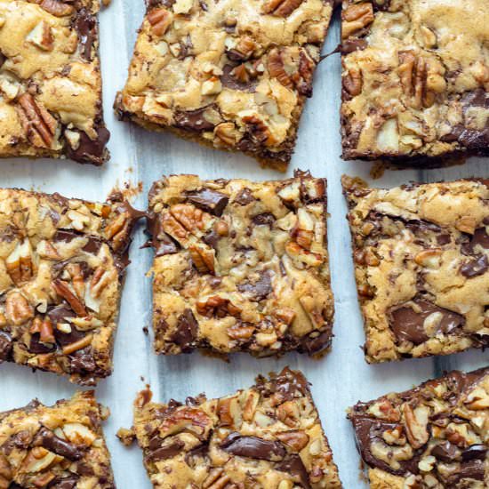 Chewy Chocolate Chunk Blondies - Recipe photo by Foodtasia