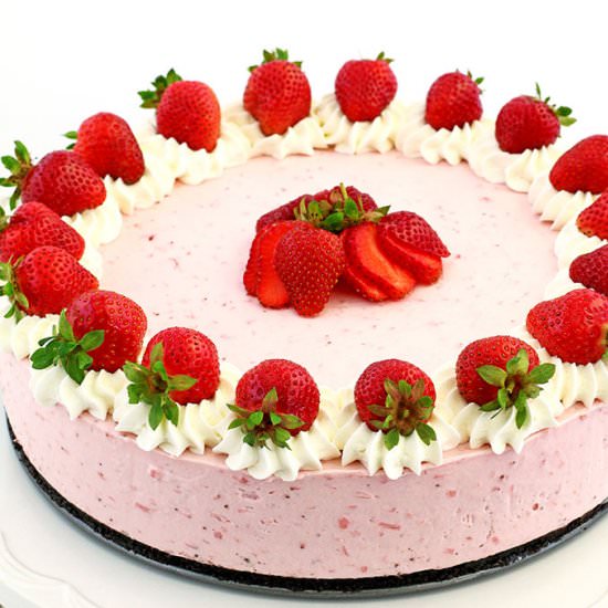 NO BAKE STRAWBERRY OREO CHEESECAKE - Recipe photo by thefarmgirlblog.com