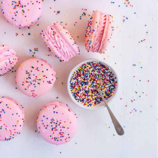 Hundreds and thousands macarons - Recipe photo by cloudykitchen