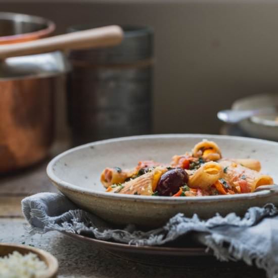1-Pot Creamy Tomato Vegan Pasta - Recipe photo by My Goodness Kitchen