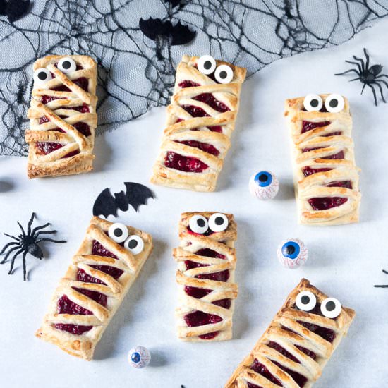 Easy Halloween Mummy Pies - Recipe photo by veggie desserts